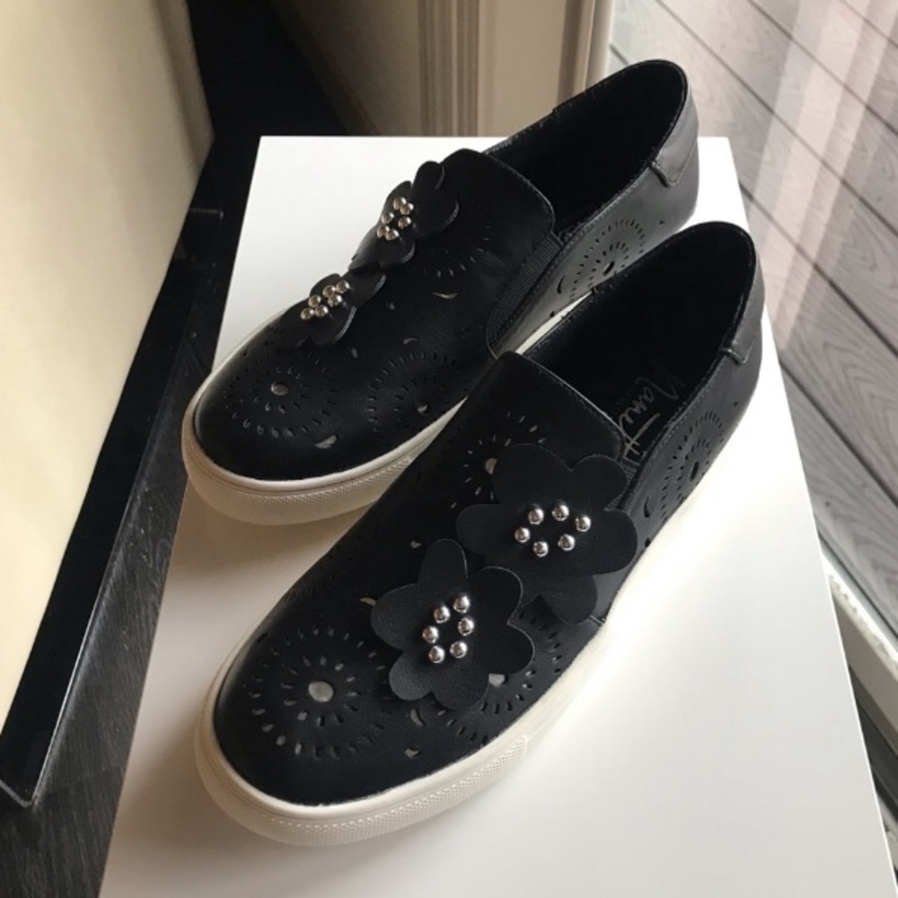 NWT Flower Slides Sneakers Size 8.5